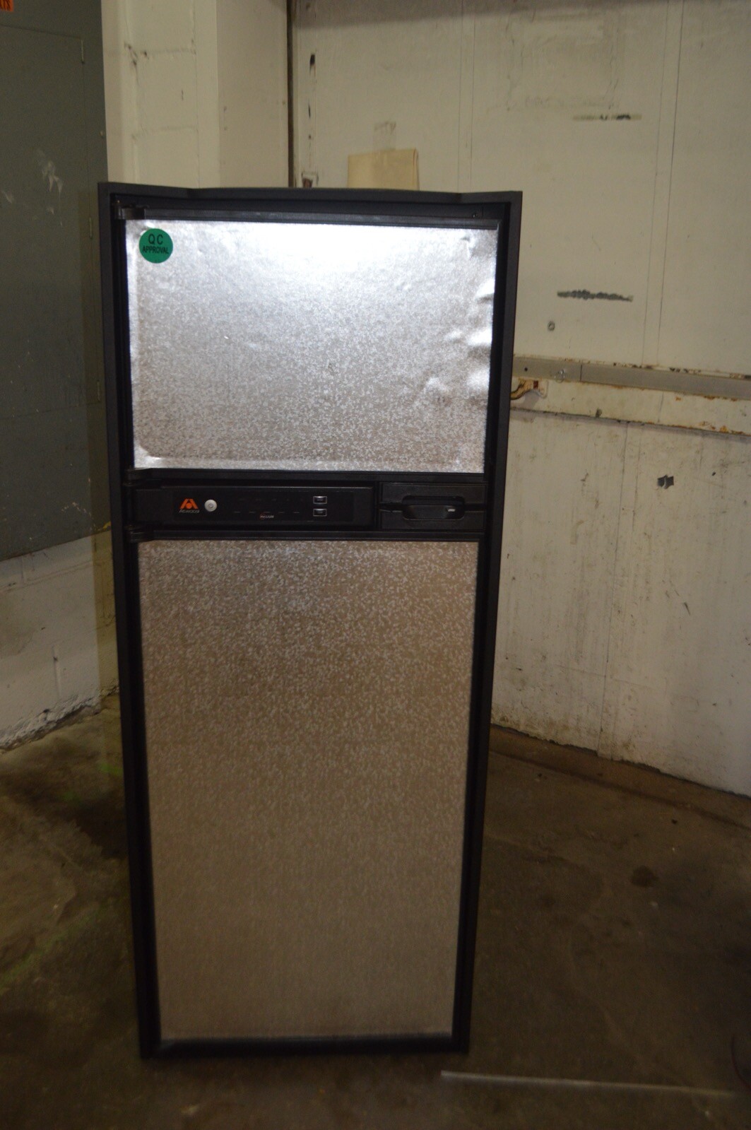 Atwood HE-0801LF w/ Fan 8.0 Cu Ft RV / Camper Refrigerator 2 Way LP Gas Electric