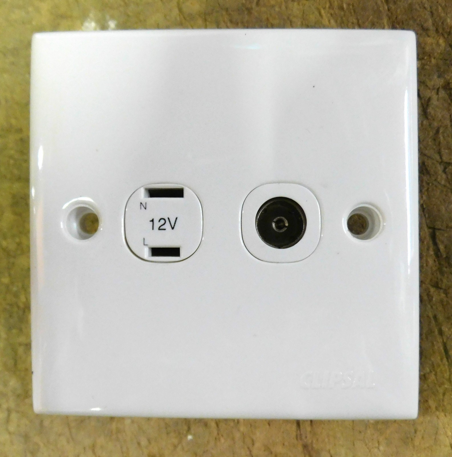 CLIPSAL ELECTRICS 12V & AERIAL SOCKET MOTORHOME CARAVAN CAMPER BOAT WHITE