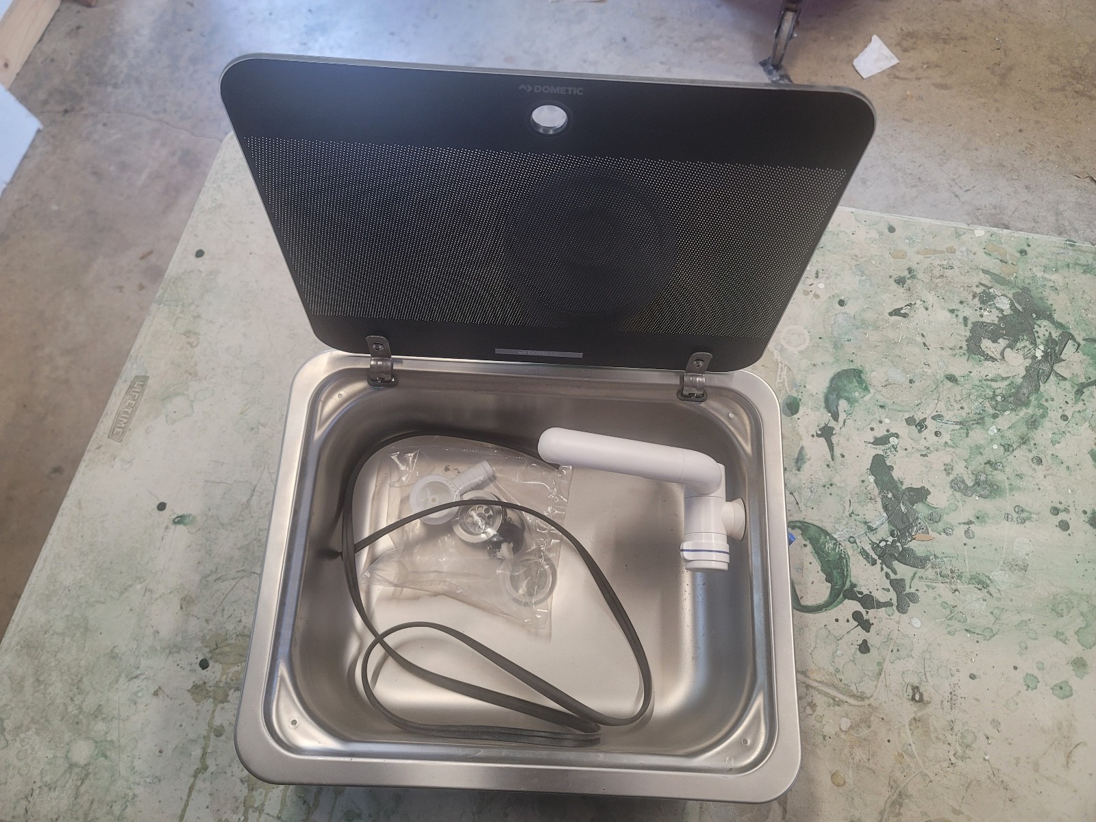 DOMETIC SNG 4133 SQUARE SINK WITH GLASS COVER
