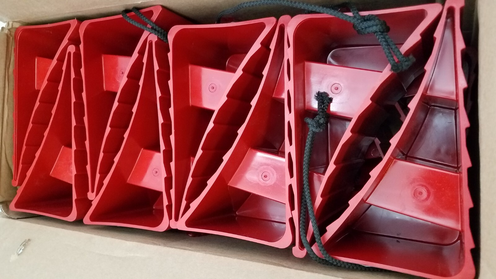 Lot of 16 Valterra Red Wheel Chocks A10-0908 (019079009081)
