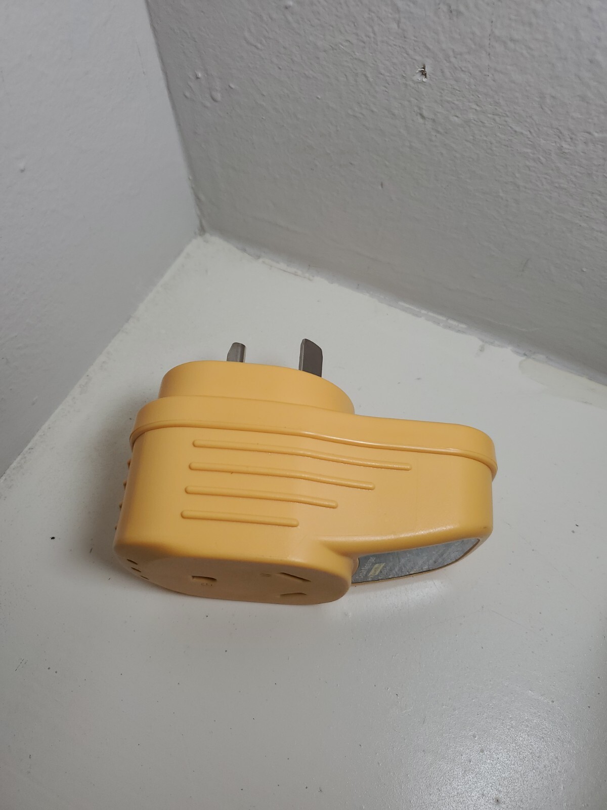 Briidea Surge Protector Circuit Analyzer 125 Volts 3750 Watts Model HRVP-01.
