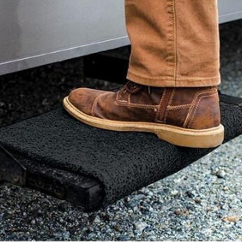 Camco RV Premium Step Rug, Radius Wrap Around Turf Material, 22″ X 23″, Black