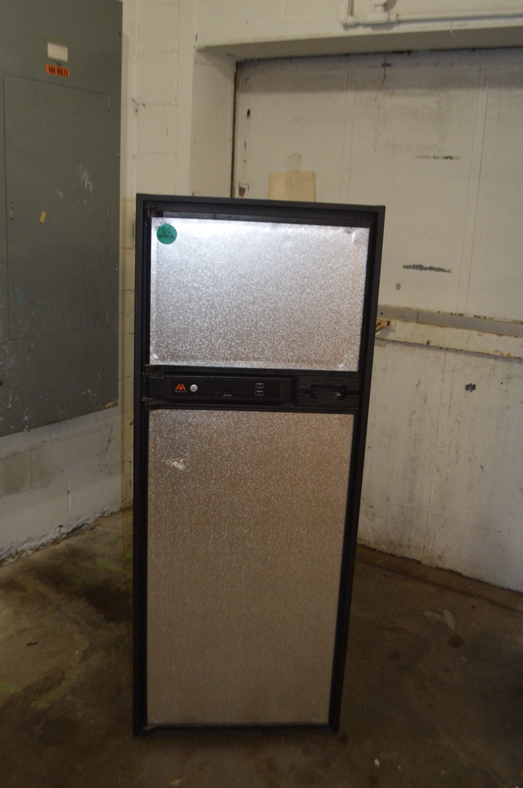 Atwood HE-0801LF w/ Fan 8.0 Cu Ft RV / Camper Refrigerator 2 Way LP Gas Electric
