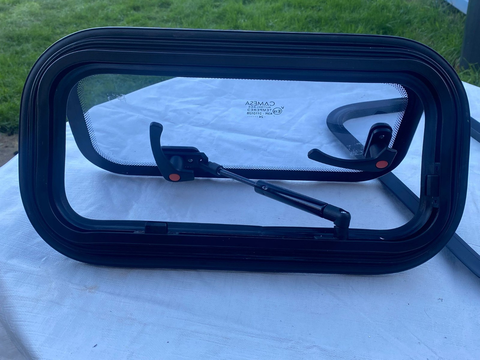 430 x 230 CAMPERVAN WINDOW HINGED FLAT VAN CARAVAN WINDOWS-Minor Cosmetic Damage