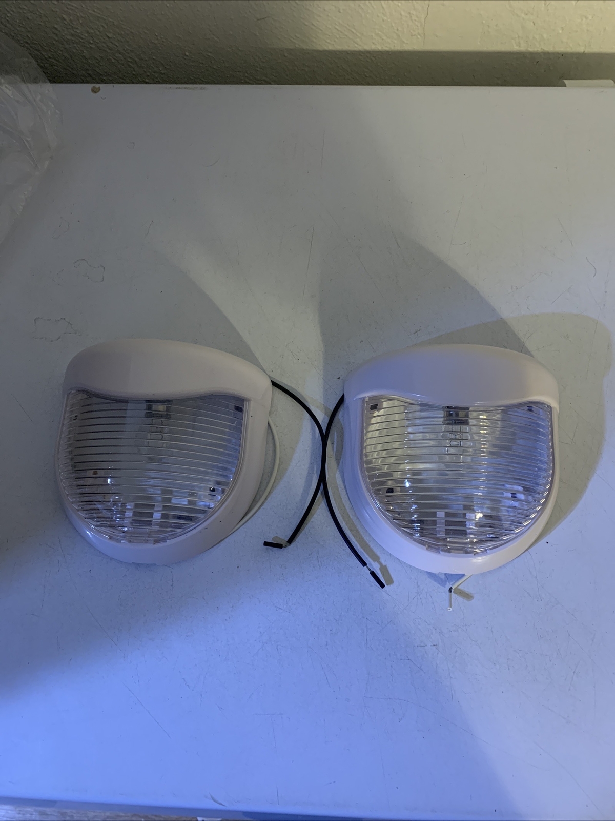 DUTCHMEN LIGHTING / LIGHT – PORCH LIGHT – MEDALLION STYLE NO SWITCH WHITE CLEAR