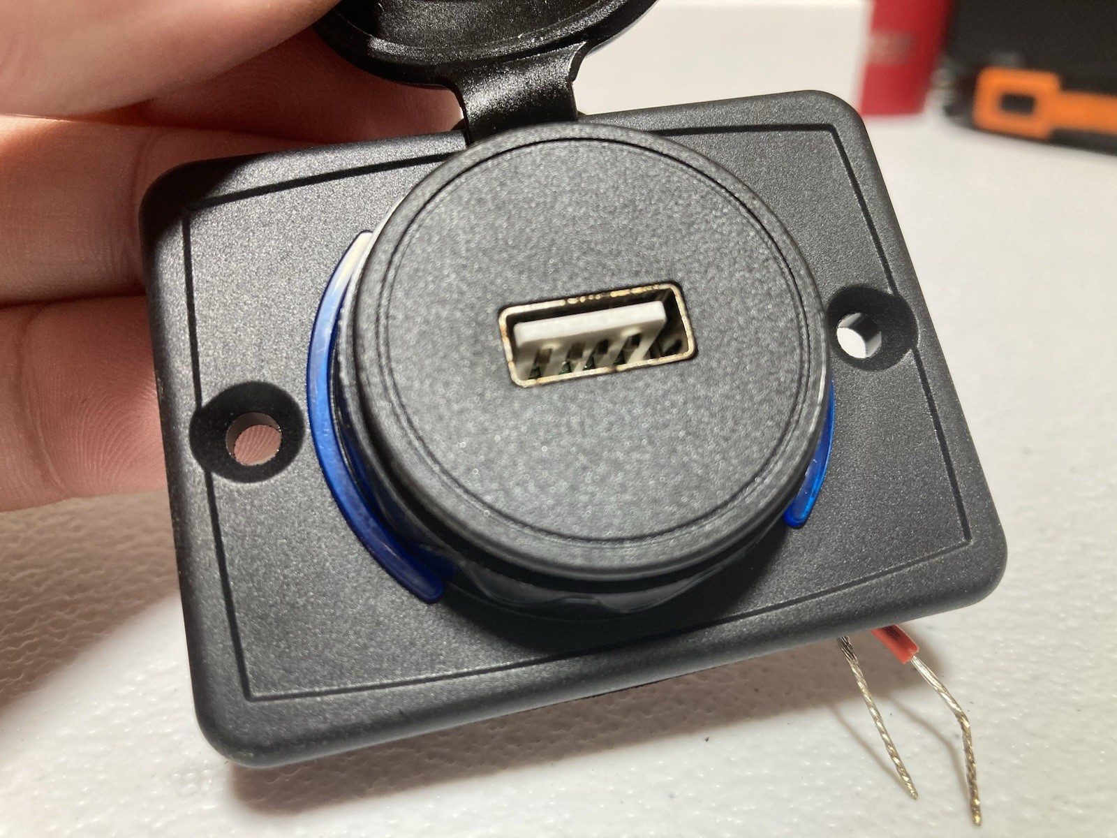 AUX-USB-SMS2RC USB PORT 12Volt Output DC 5V 2.4A New Old Stock