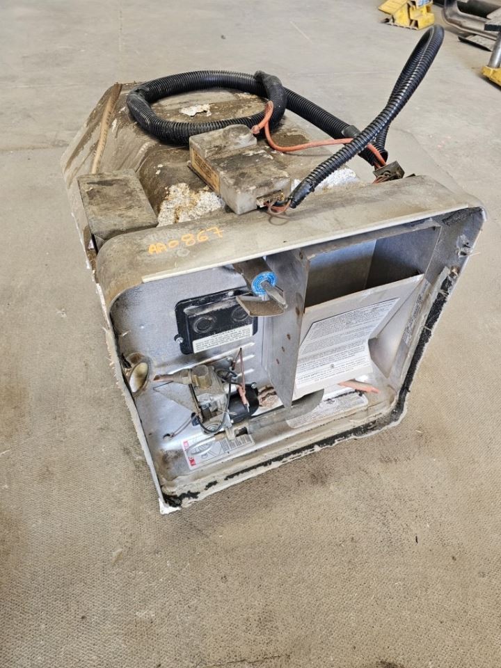 USED SUBURAN MFG RV WATER HEATER SW10 DE Ship Los Angeles 050303918