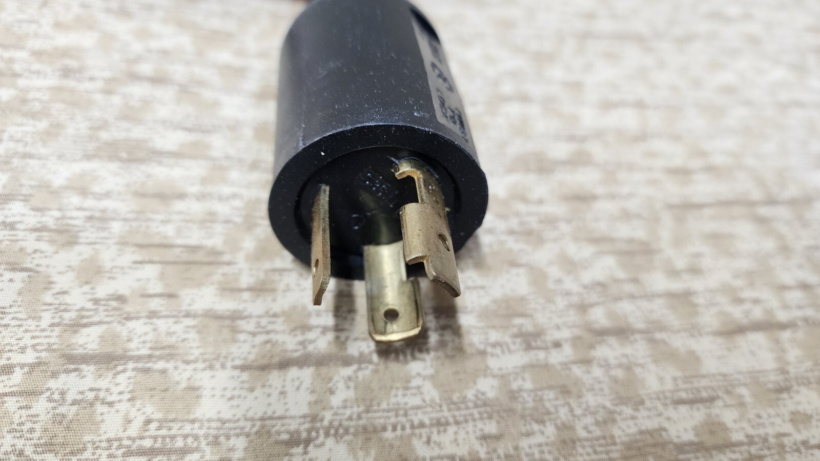New Coleman Cable Twist To Lock Adapter NEMA L5-20 to NEMA 5-15 Part