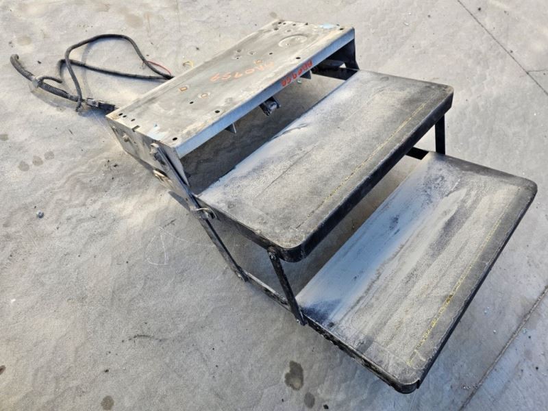 USED KWIKEE DOUBLE 24″ RV ENTRY STEP from 09 Fleetwood Bounder RV