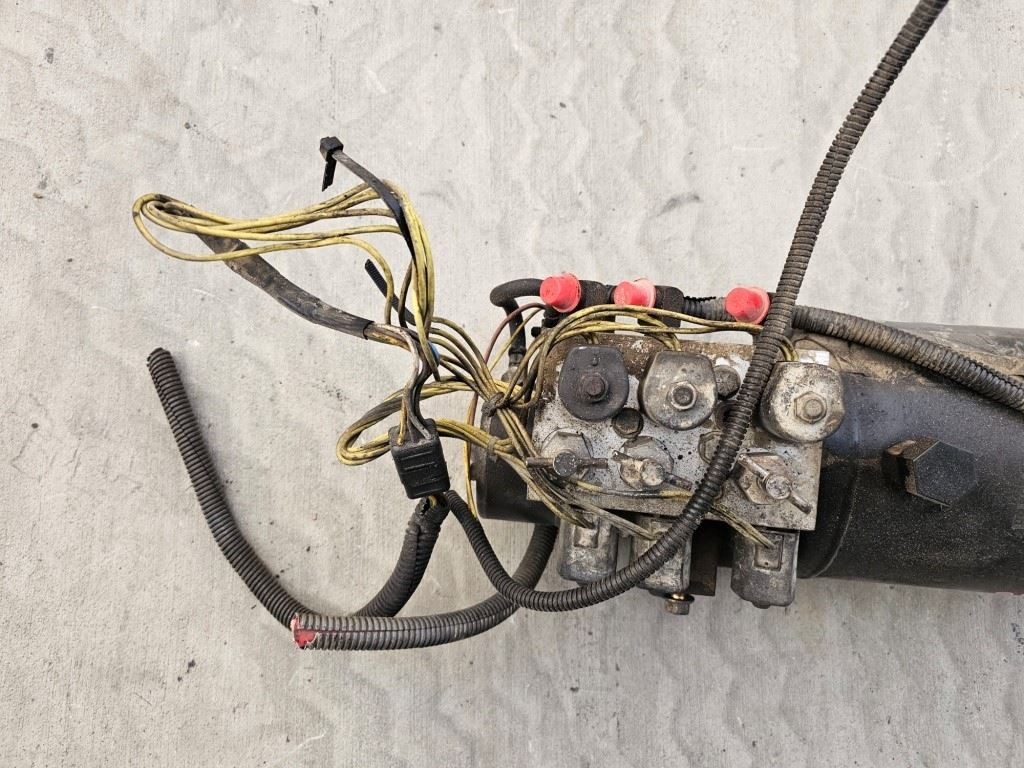 USED 03 MONACO LEVELING PUMP 32M J11 WINDSOR SHIPPED DIESEL PUSHER CAMELOT