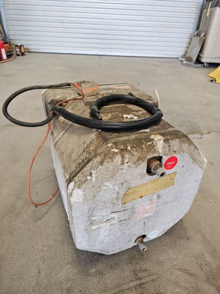 USED SUBURAN MFG RV WATER HEATER SW10 DE Ship Los Angeles 050303918