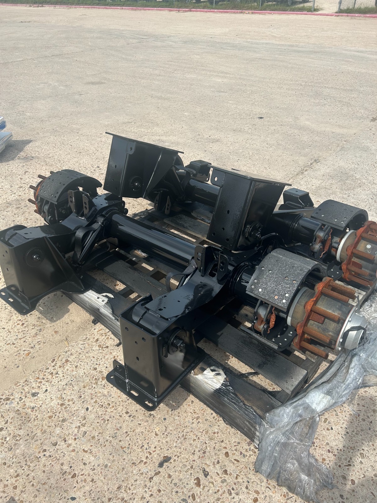 Hendrickson Intraax 25k Suspension – drum brakes, HXL3 oil based hubs.