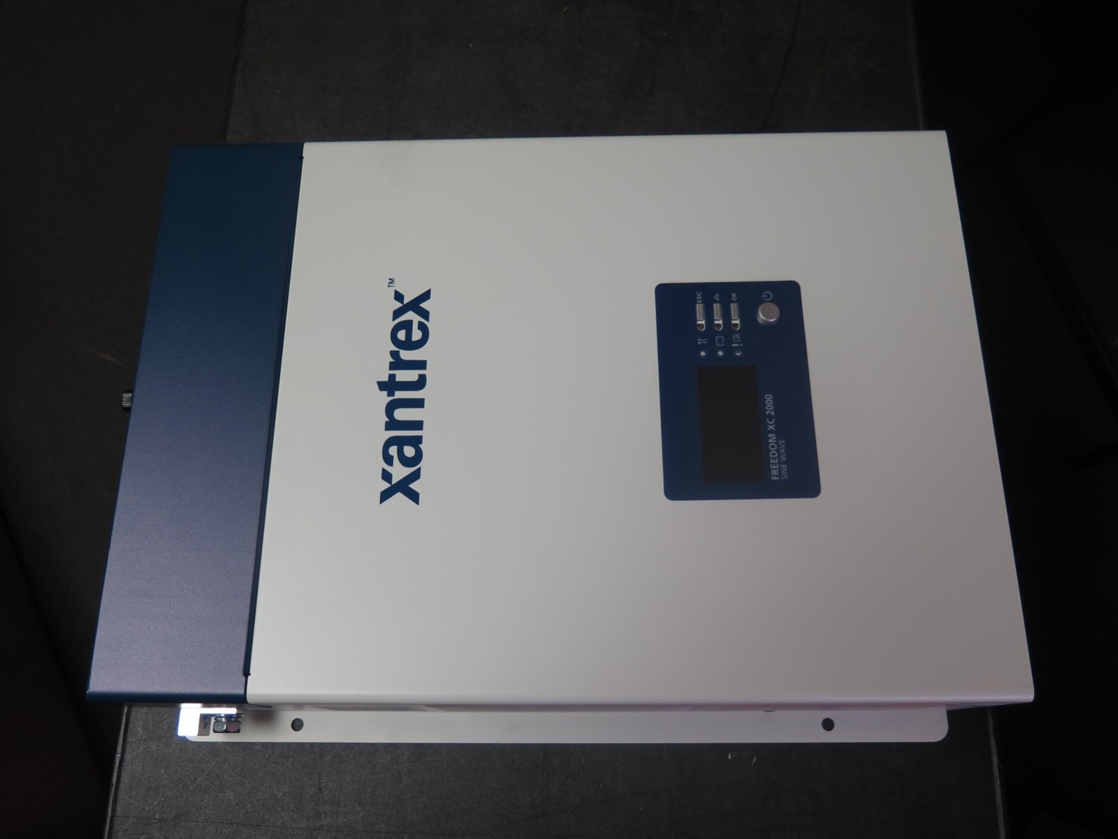XANTREX 817-2080 FREEDOM XC 2000 TRUE SINE WAVE INVERTER 12VDC (18-A2)