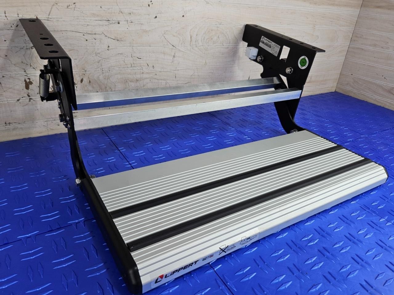 Lippert Folding Step Pull Out NEW for RV Camper 440 lbs 8″x20″ T-Series Aluminum