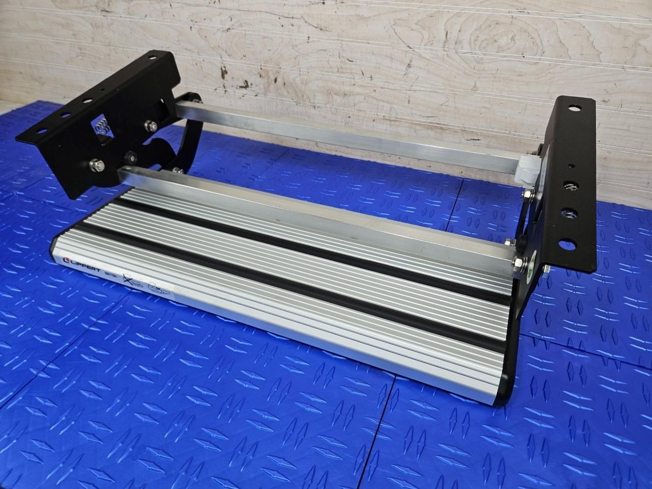 Lippert Folding Step Pull Out NEW for RV Camper 440 lbs 8″x20″ T-Series Aluminum