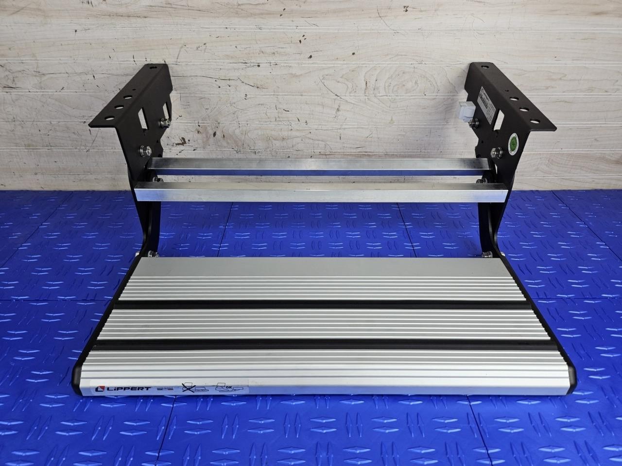 Lippert Folding Step Pull Out NEW for RV Camper 440 lbs 8″x20″ T-Series Aluminum