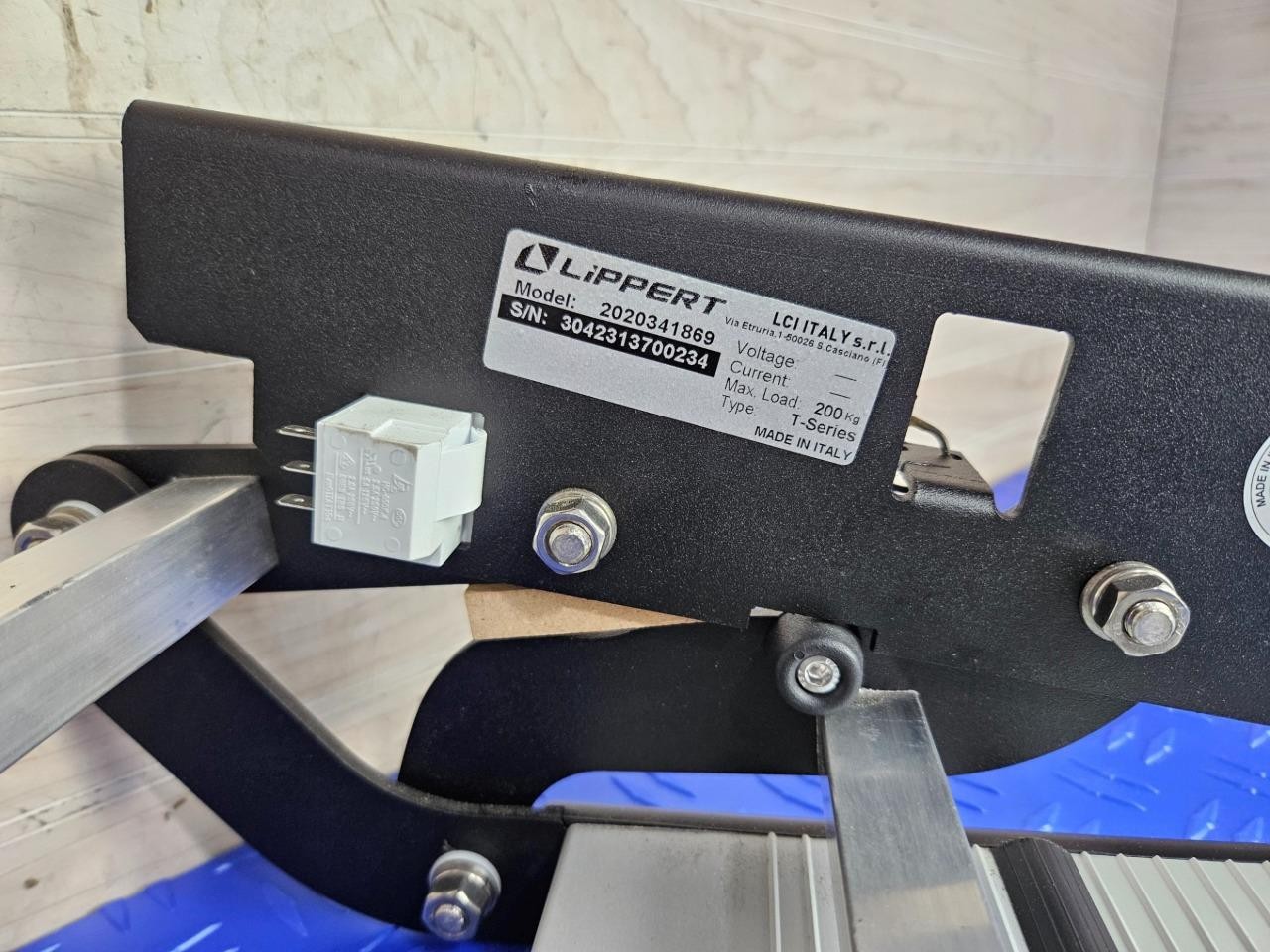 Lippert Folding Step Pull Out NEW for RV Camper 440 lbs 8″x20″ T-Series Aluminum