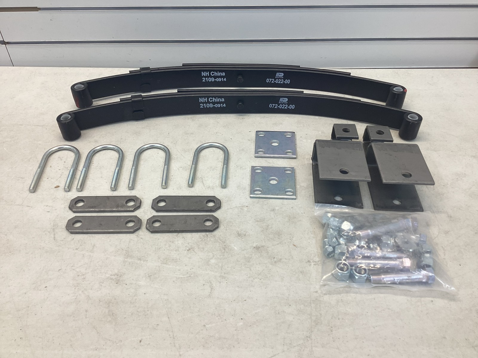Ultra Tow 49095 Axle Installation Kit 1-3/4″ Round Single Axle (2000#-2200#)
