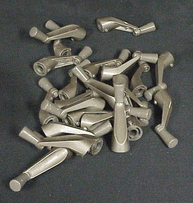 ONE USED RV METAL CRANK HANDLE 3 1/4″ LONG BY 2″ HIGH – ONE TIGHTENING SCREW