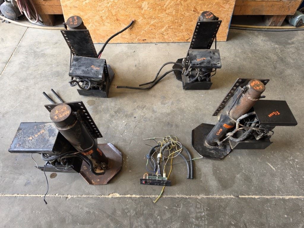 USED Set BIGFOOT Leveling QUADRA JACKS from 99 Gulfstream Tourmaster SHIP Los An