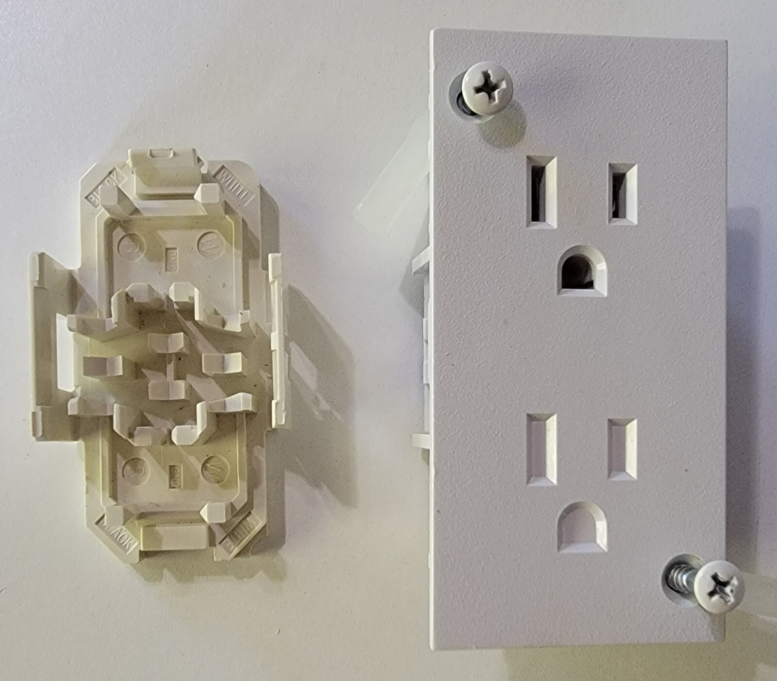 Wirecon Self Contained Single Receptacle Outlet – White WDRG 15A 125V RV