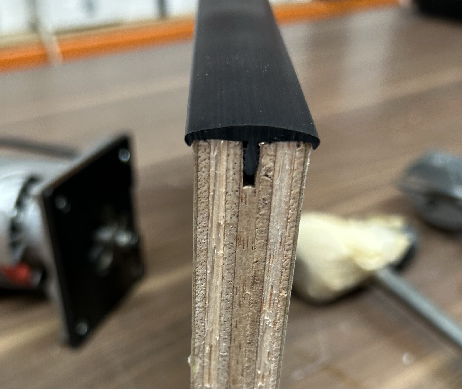 22mm BLACK T TRIM 10 METRE DOUBLE LIPPED FURNITURE KNOCK ON EDGING T BAR EDGING