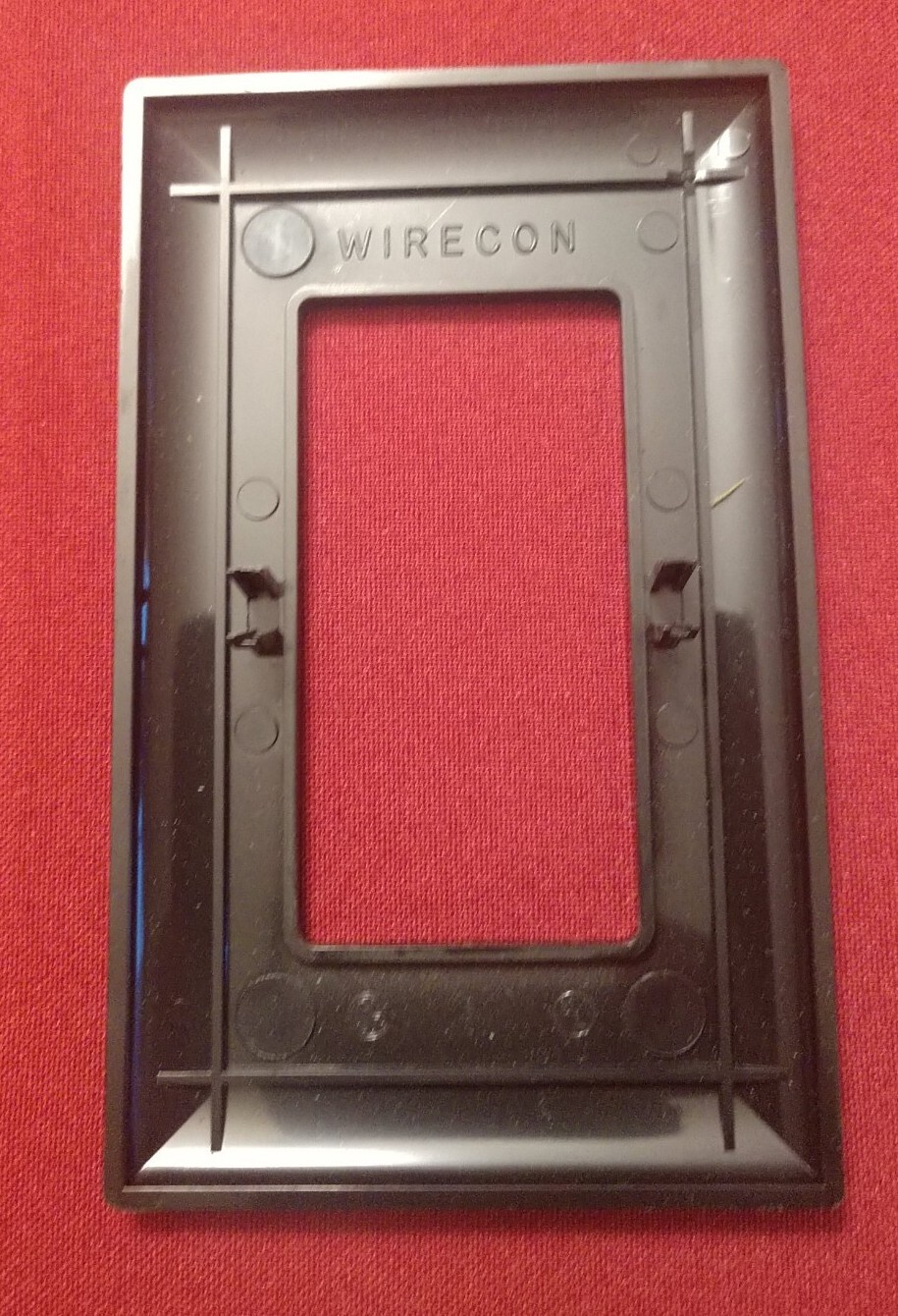 Wirecon Self-Contained Universal Single 20A Recept Black w/Backer &Wall Plate RV