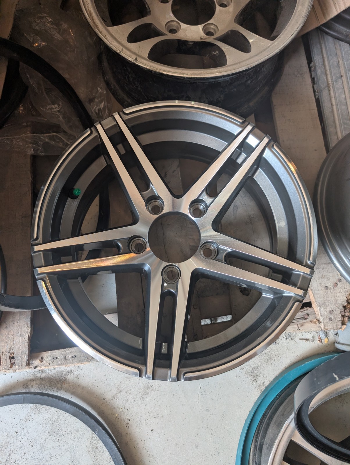 15″ x 6″ ALUMINUM TRAILER WHEEL 5-LUG ON 4.5 INCHES – Gray