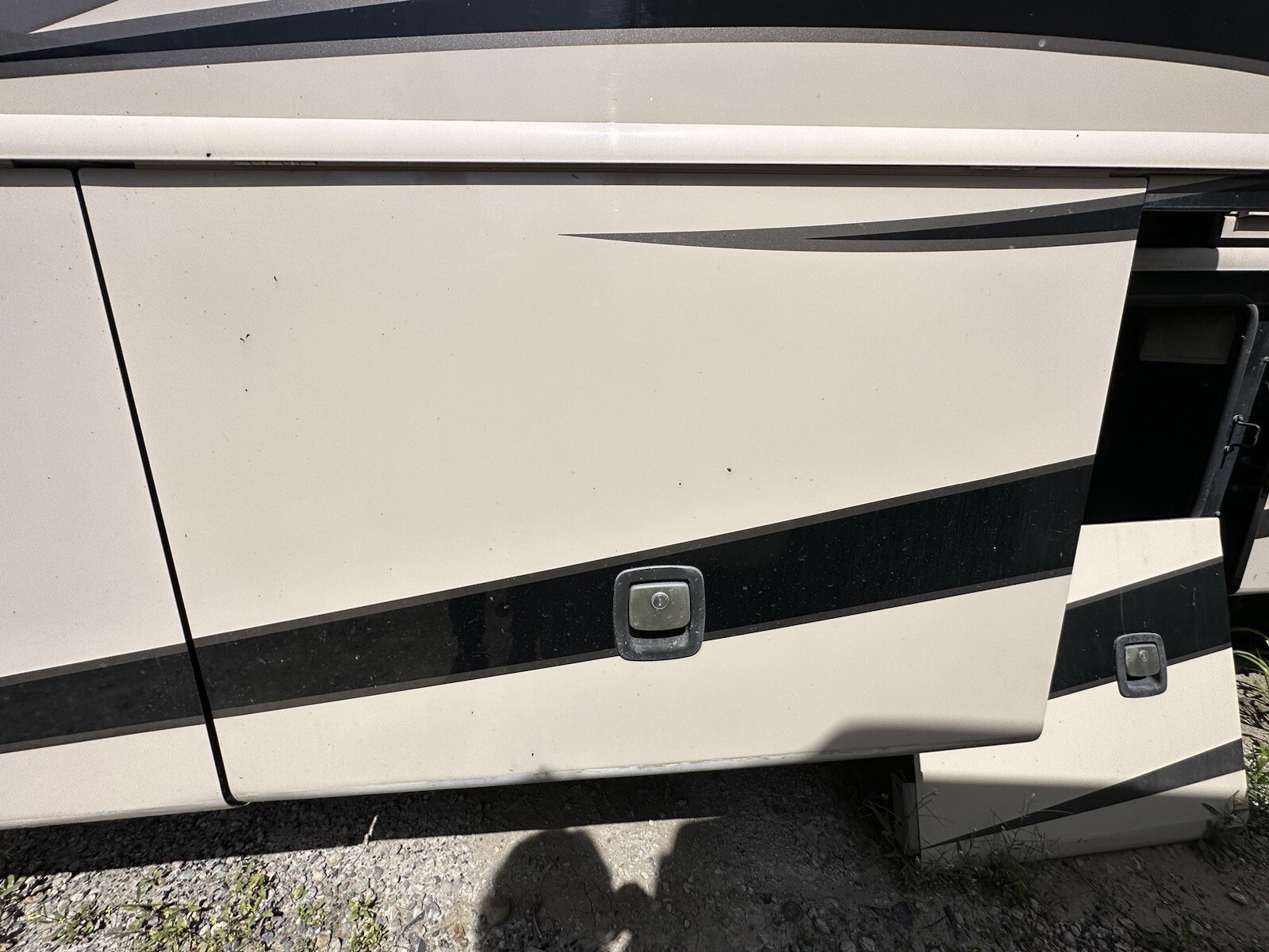 Rv Left side Luggage Storage Door #3 off 2007 Fleetwood providence 45 1/2 x 31