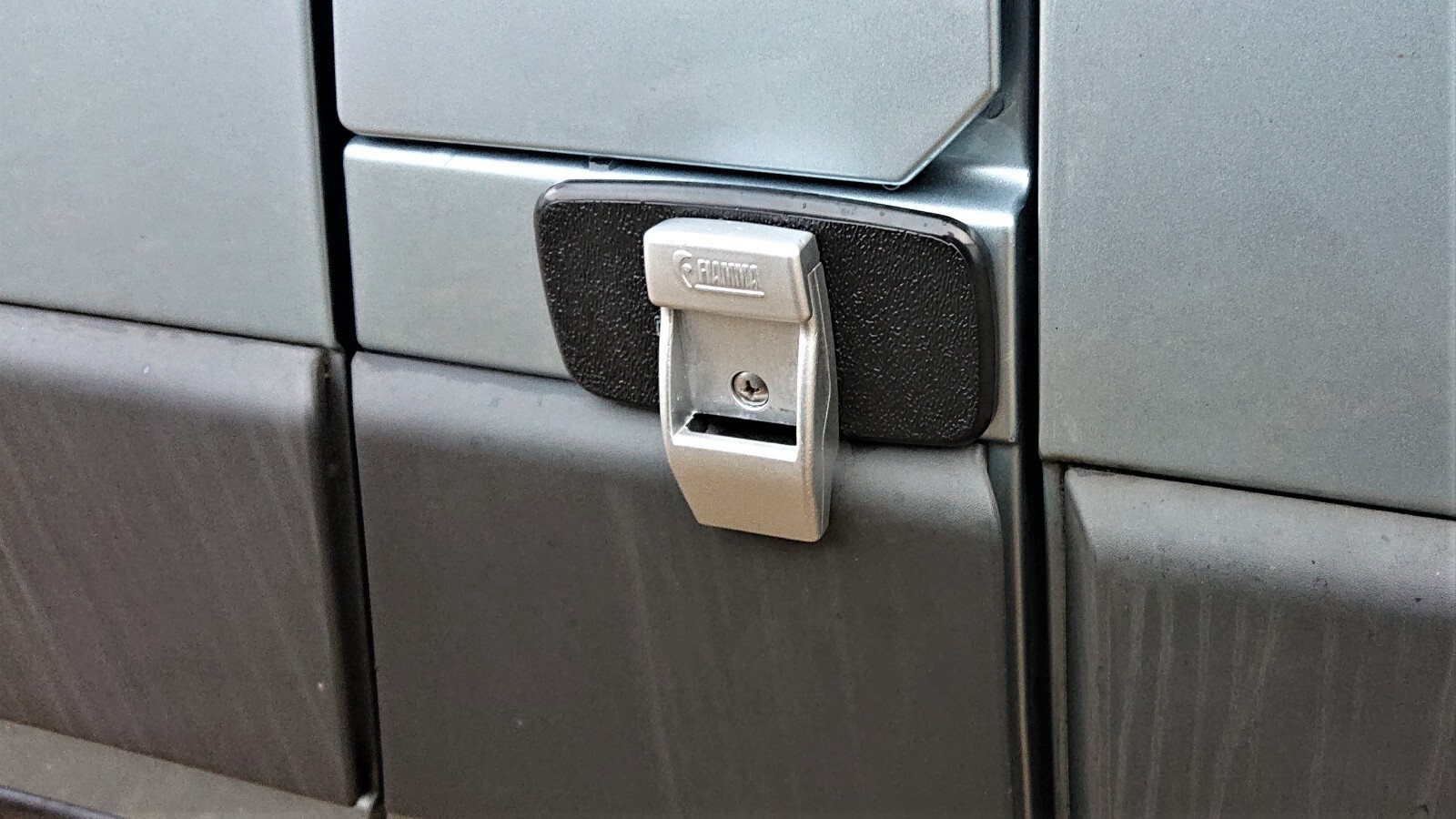 FIAMMA THULE (NO DRILL) WIND-OUT AWNING LEG BRACKET MOUNTING PLATES WITH SCREWS