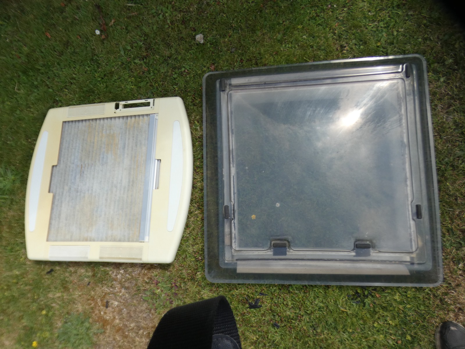 Caravan TILT N SLIDE rooflight600x600 aperture, insect screen/blind,Remis