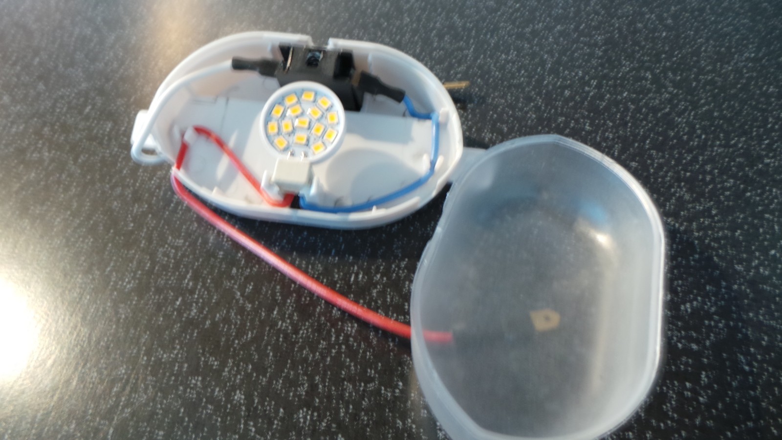 CARAVAN, MOTORHOME 12 VOLT LOW WATT L.E.D WARDROBE COURTESY LIGHT AUTO SWITCH